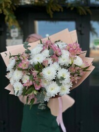 Pishnij buket iz hrizantemi i al_stromerii