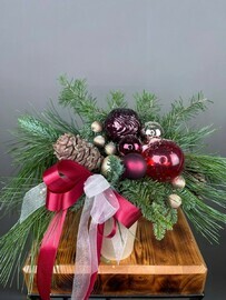 Novogodnyaya kompozitciya v stakanchike v krasnom