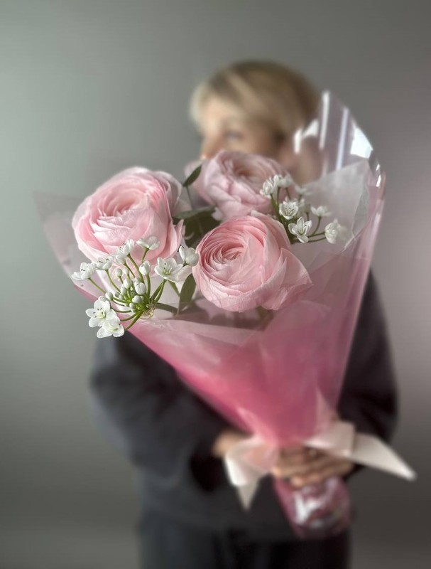 Buket s ranunkulyusami i alliumom, 3 ranunkulyusa