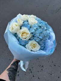 Gortenziya s belimi rozami