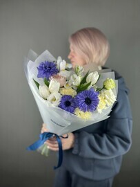 Букет с синими анемонами и тюльпанами