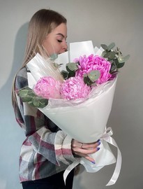 Букет из 3-ех пионов с эвкалиптом