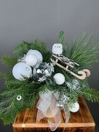 Novogodnyaya kompozitciya v stakanchike v belom