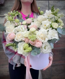 Французские розы в шляпной коробке