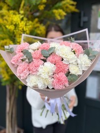 Buket iz 21-go diantusa s evkaliptom