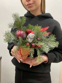 Новогодняя композиция в стаканчике с новогодним оформлением