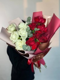 Buket belih i krasnih roz