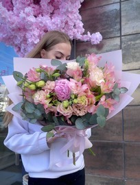 Авторский букет с пионом и альстромерией