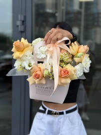 Композиция из французских роз в сумочке