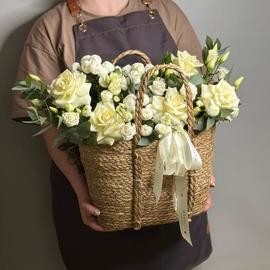 Korzina s belimi frantcuzskimi  rozami