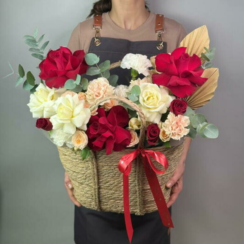 Корзина из французских роз и диантусов, стандартный