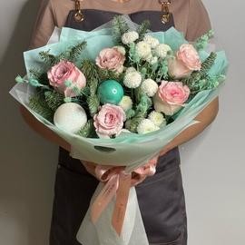 Букет из роз с новогодним декором