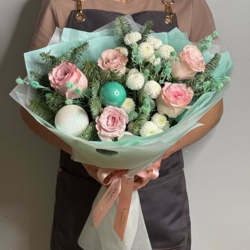 Buket iz roz s novogodnim dekorom, standart