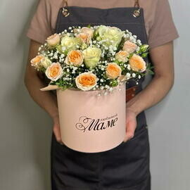 Lyubimoj mame s rozami i gipsofiloj