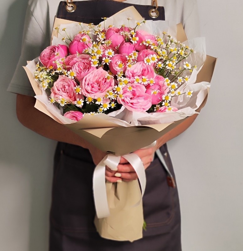 Bouquet of peony roses and daisies, standart