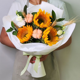 Bouquet of sunflowers with cotton