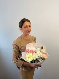 Букет из роз, гвоздик и хризантемы «Нежность момента»