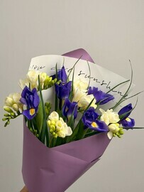 Букет из ирисов и фрезии « Весенний аромат»