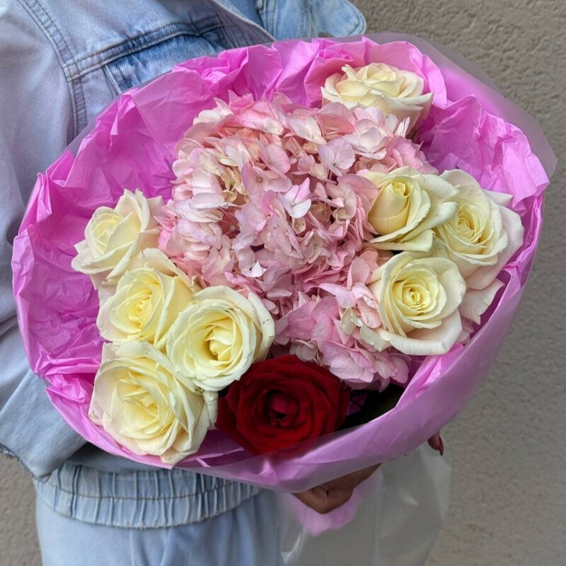 Букет из гортензии и роз «Прелесть», стандартный