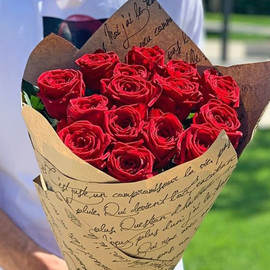 Красные розы 15 штук