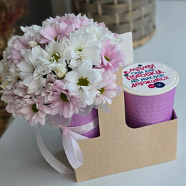 Торт в стакане и цветы 