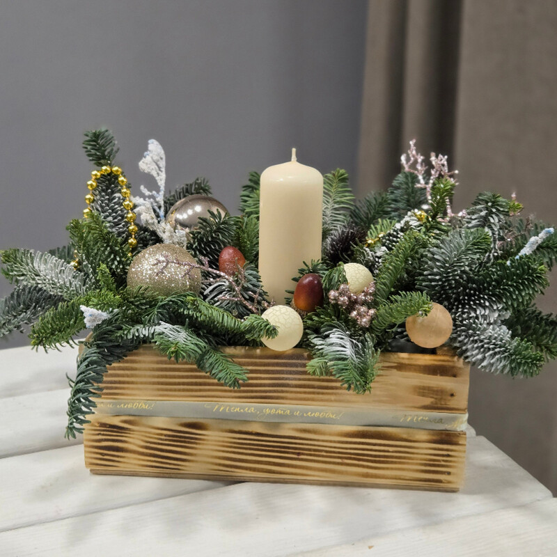 Kompozitciya novogodnyaya nobilis so svechej, standart