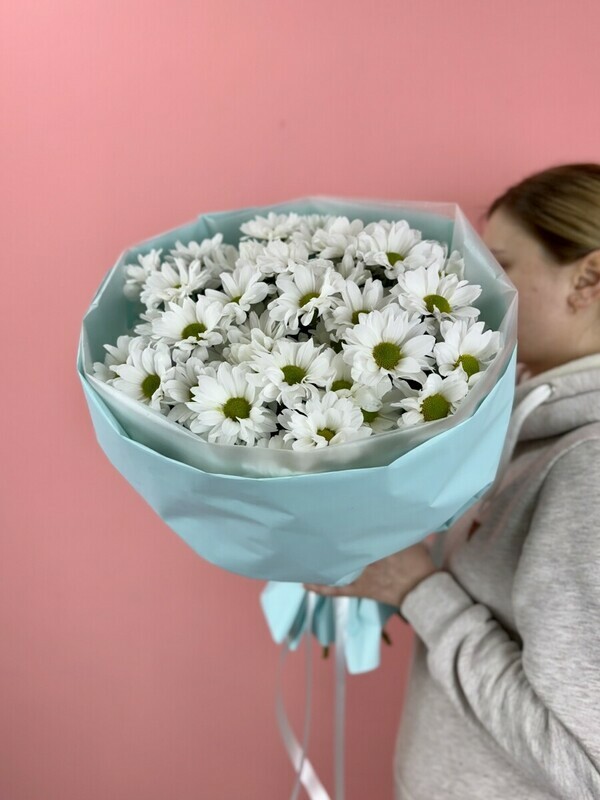 Mono buket iz romashek Tiffani konfetka 7 vetok, mono buket