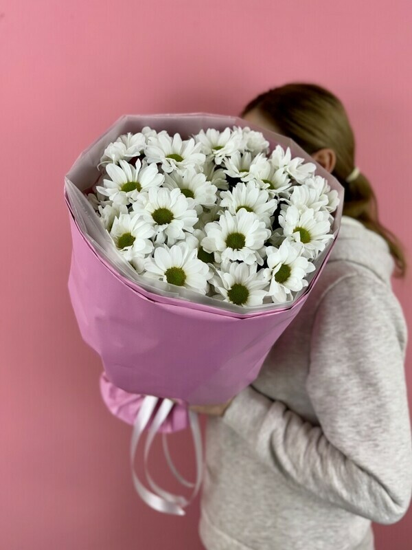 Mono buket iz romashek rozovaya konfeta 5 vetok, mono buket