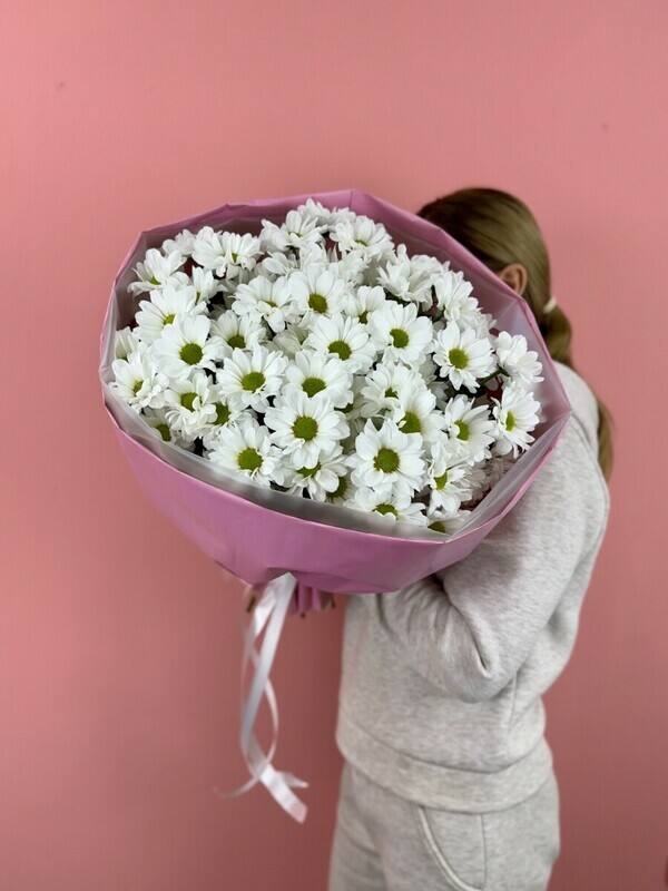 Mono buket iz romashek rozovaya konfetka 9 vetok, mono buket