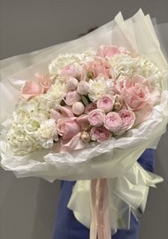 Nezhnij buket iz gortenzij i roz