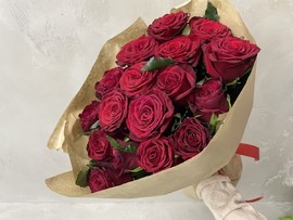 19 Красных роз в крафте 