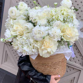 Корзина белоснежных цветов 