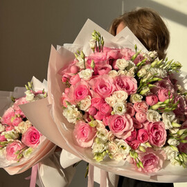 Букет из розовых роз и эустомы 