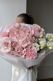 Nezhnij buket iz gortenzii i roz