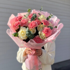 Букет из белых роз и диантусов 