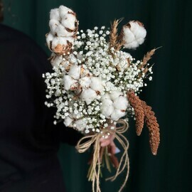 Buket nevesti v eko-stile s hlopkom i gipsofiloj
