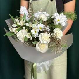 Hvojnij buket s hrizantemami