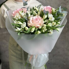 Букет из альстромерий и французских роз