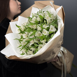 Buket iz beloj al_stromerii "Pishnij i stojkij"