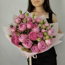 Букет ароматных пионовидных кустовых роз