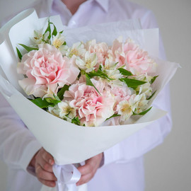 Buket iz frantcuzskoj rozi i al_stromerii