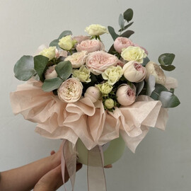 Pionovidnie rozi v shlyapnoj korobke