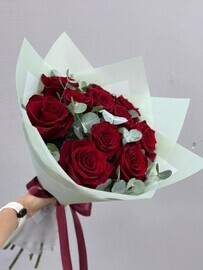 11 krasnih roz s evkaliptom