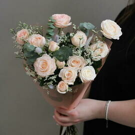 Нежный букет из кремовых пионовидных кустовых роз, веточек лимниума и лагуруса