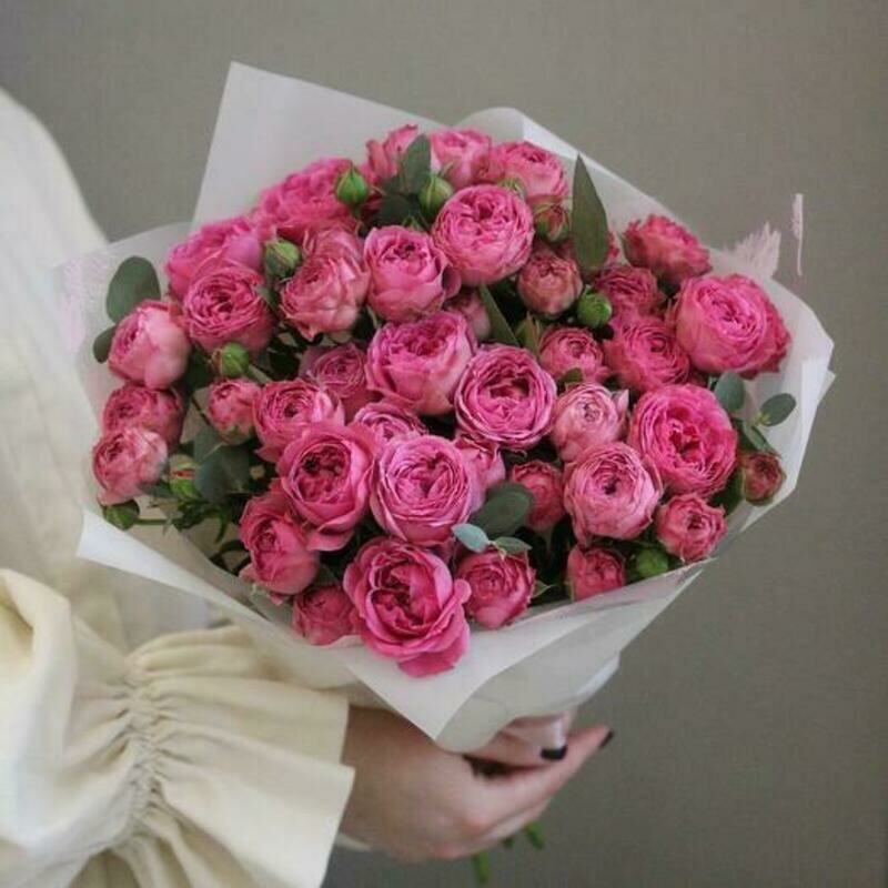 Букет из 11 веток кустовой пионовидной розы с эвкалиптом, букет из 11 веток кустовой пионовидной розы с эвкалиптом