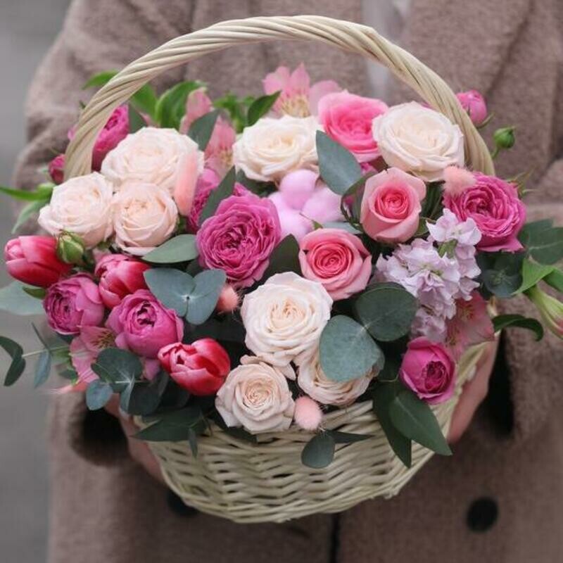 Большая корзина в розовой гамме с розами, хлопком и пионовидными розами, стандартный