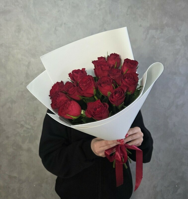 Buket na 8 marta №4, roza 50 sm keniya krasnaya 15 sht