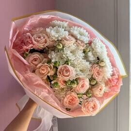 Шикарный букет с хризантемами и кустовыми розами «Пич»