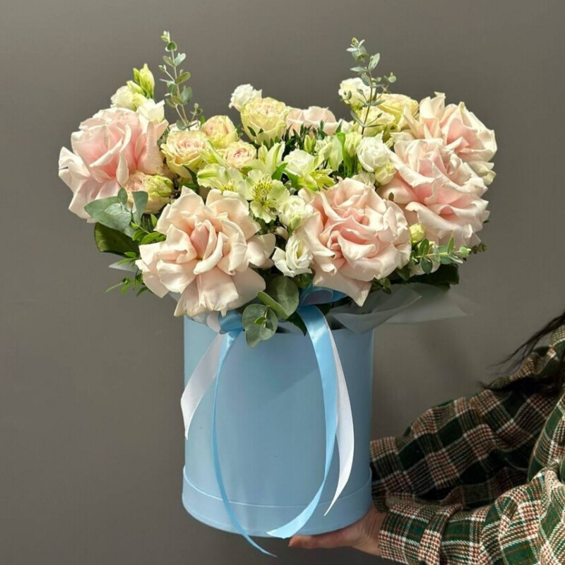 Цветы в коробке «Изящный силуэт» с розой и эустомой, премиум