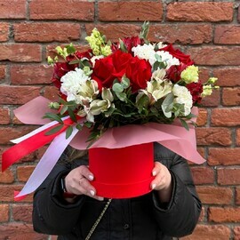 TCveti v shlyapnoj korobke s rozoj «Dlya samoj yarkoj»